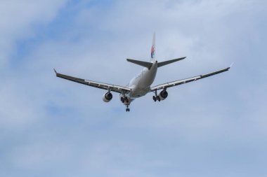 Kota Kinabalu, Sabah, Malezya - 15 Temmuz 2017: Kota Kinabalu Uluslararası Havalimanı, Sabah, Borneo, aşağıdan uçak görüntüsü.