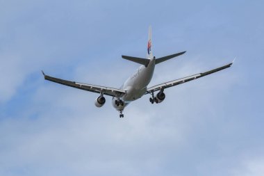 Kota Kinabalu, Sabah, Malezya - 15 Temmuz 2017: Kota Kinabalu Uluslararası Havalimanı, Sabah, Borneo, aşağıdan uçak görüntüsü.