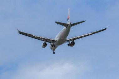 Kota Kinabalu, Sabah, Malezya - 15 Temmuz 2017: Kota Kinabalu Uluslararası Havalimanı, Sabah, Borneo, aşağıdan uçak görüntüsü.