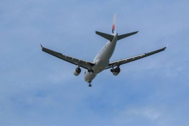 Kota Kinabalu, Sabah, Malezya - 15 Temmuz 2017: Kota Kinabalu Uluslararası Havalimanı, Sabah, Borneo, aşağıdan uçak görüntüsü.