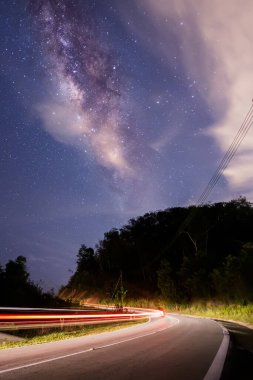 Borneo 'daki güzel Samanyolu Galaksisi, Güzel Samanyolu Galaksisi, taneli uzun pozlu fotoğraf. Görüntü belirli tanecikleri, gürültüleri ve yumuşak odaklanmayı içeriyor..