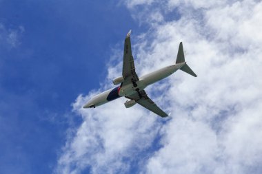 Kota Kinabalu, Sabah, Malezya - 15 Temmuz 2017: Kota Kinabalu Uluslararası Havalimanı, Sabah, Borneo, aşağıdan uçak görüntüsü.