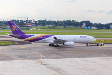 SINGAPORE - 07 Temmuz 2017: Ticari jet uçakları Singapur 'daki Changi Uluslararası Havaalanı' ndan kalkışa hazırdır.