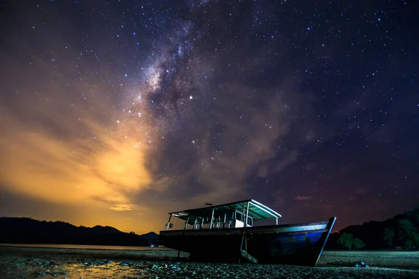 Niesamowite Piękno Nocnego Nieba Milky Way Galaxy Porzucenia Łodzi Rybackiej — Zdjęcie stockowe