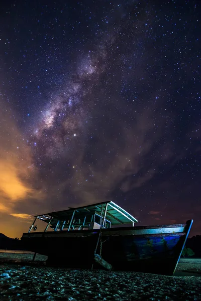 Niesamowite Piękno Nocnego Nieba Milky Way Galaxy Porzucenia Łodzi Rybackiej — Zdjęcie stockowe