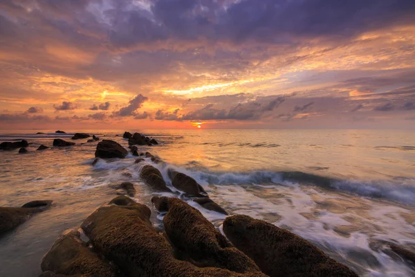 Incrível Crepúsculo Sunset Seascape Com Onda Mar Atingindo Musgo Verde — Fotografia de Stock