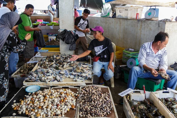 Kota Kinabalu Sabah Malaysia June 2017 Fish Vendor Provide Various — Stock Photo, Image