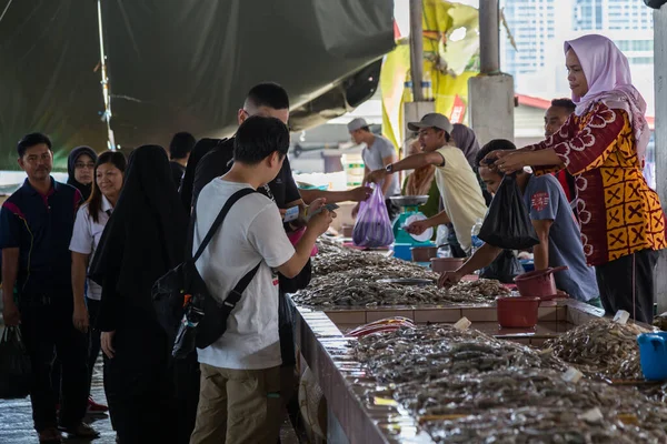 Kota Kinabalu Sabah Malesia Giugno 2017 Venditore Pesce Fornisce Vari — Foto Stock