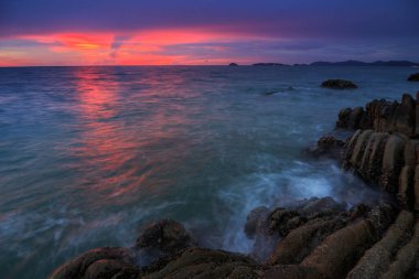 Günbatımı Alacakaranlık Borneo-Doğa konseptinde kayaların üzerinden okyanus akışı