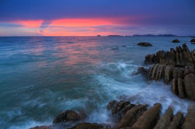 Günbatımı Alacakaranlık Borneo-Doğa konseptinde kayaların üzerinden okyanus akışı