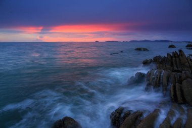 Günbatımı Alacakaranlık Borneo-Doğa konseptinde kayaların üzerinden okyanus akışı