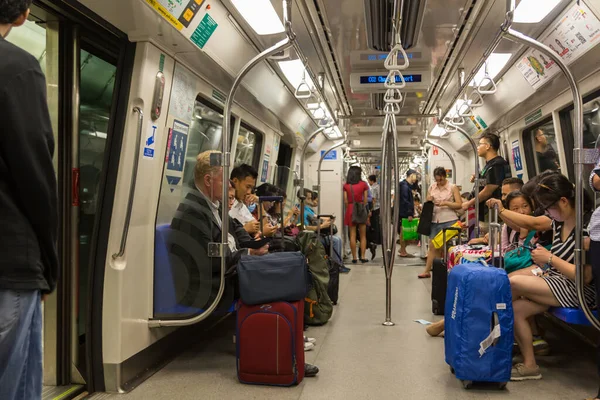 Singapore Juli 2017 Oidentifierade Passagerare Ett Fullsatt Mass Rapid Transit — Stockfoto