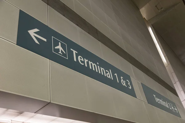 Das Schild Des Flughafenterminals Der Wand Travel Concept — Stockfoto