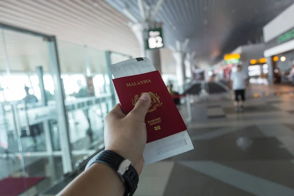 Eine Hand Hält Malaysias Internationales Reisepass Konzept — Stockfoto