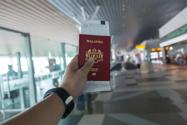 Ręka Trzyma Malezji Międzynarodowy Paszport Travel Concept — Zdjęcie stockowe