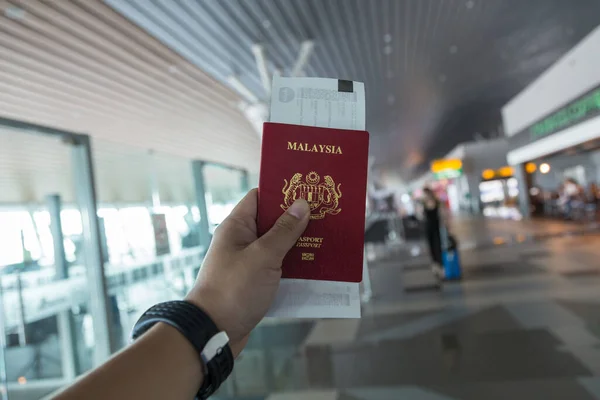 Hand Som Håller Malaysia Internationella Pass Travel Concept — Stockfoto