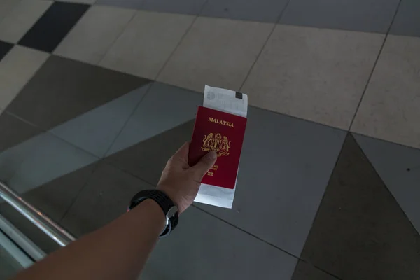 Ruka Drží Malajsie Mezinárodní Pas Cestovní Koncepce — Stock fotografie