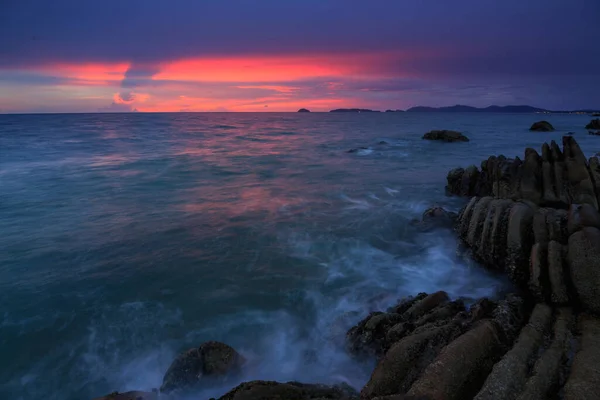 Coucher Soleil Crépuscule Avec Écoulement Océanique Sur Les Rochers Concept — Photo