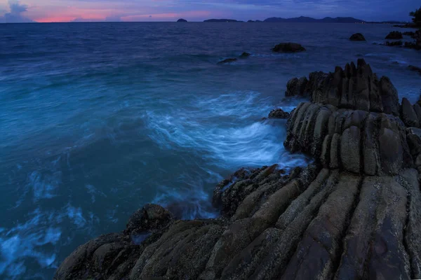 ボルネオの岩の上に海の流れと日没の黄昏 自然景観の概念 — ストック写真