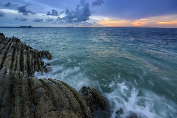 Crepúsculo Pôr Sol Com Fluxo Oceânico Sobre Rochas Conceito Paisagem — Fotografia de Stock