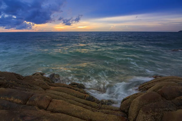 ボルネオの岩の上に海の流れと日没の黄昏 自然景観の概念 — ストック写真