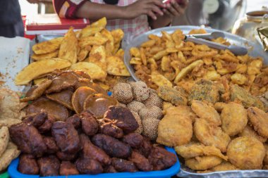 Malay ev yapımı çeşitli malay ev yapımı yerel kekler veya KUEH 'in Kota Kinabalu' daki gıda tezgahında satışı için yakın plan.