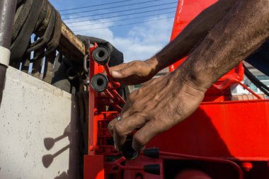 Lorry Crane ile çalışan bir işçi - Endüstri Konsepti