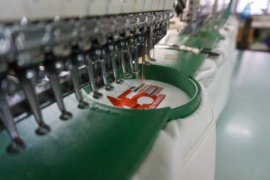 Kota Kinabalu, Sabah, Malezya - 17 Ağustos 2017: Kumaş Üreticileri Tekstil Endüstrisinde nakış makinesi iğnesi, Nakış iğnesi, iplikli iğne (seçici odaklanma ve yumuşak odaklanma))