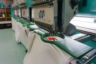 Kota Kinabalu, Sabah, Malezya - 17 Ağustos 2017: Kumaş Üreticileri Tekstil Endüstrisinde nakış makinesi iğnesi, Nakış iğnesi, iplikli iğne (seçici odaklanma ve yumuşak odaklanma))