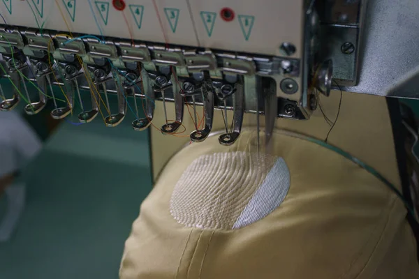 Hímzőgéptű Textiliparban Ruházati Gyártóknál Hímzősapka Folyamatban Cérnás Szelektív Fókusz Lágy — Stock Fotó