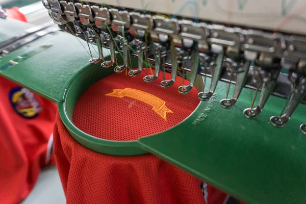 Agulha Máquina Bordar Indústria Têxtil Fabricantes Vestuário Shirt Bordado Andamento — Fotografia de Stock
