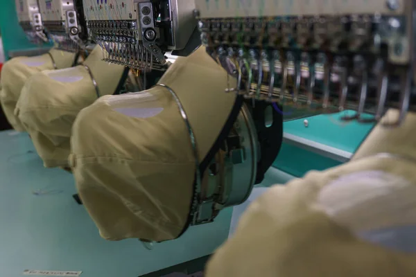 Hímzőgéptű Textiliparban Ruházati Gyártóknál Hímzősapka Folyamatban Cérnás Szelektív Fókusz Lágy — Stock Fotó