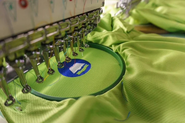 縫製工場の繊維産業における刺繍機の針 進行中の刺繍Tシャツ 刺繍針 糸で針 選択的フォーカスとソフトフォーカス — ストック写真