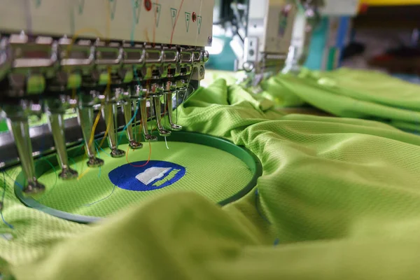 Agulha Máquina Bordar Indústria Têxtil Fabricantes Vestuário Shirt Bordado Andamento — Fotografia de Stock