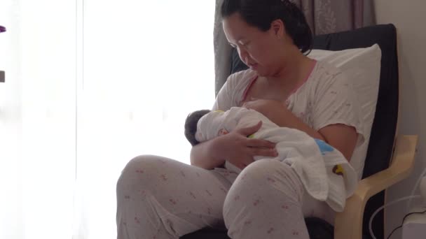 Mãe Asiática Segurando Seu Bebê Amamentando Casa Close Mulher Chinesa — Vídeo de Stock