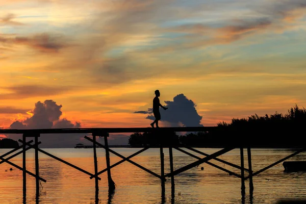 Silhouette Bambino Correre Con Felice Sul Molo Legno Durante Tramonto — Foto Stock