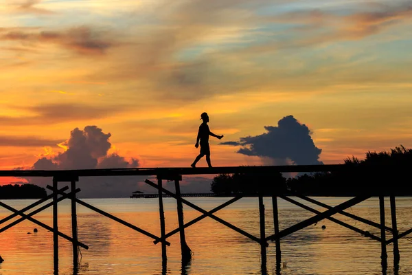 Silhouette Bambino Correre Con Felice Sul Molo Legno Durante Tramonto — Foto Stock