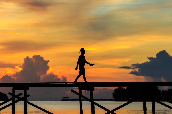 Silhouette Bambino Correre Con Felice Sul Molo Legno Durante Tramonto — Foto Stock