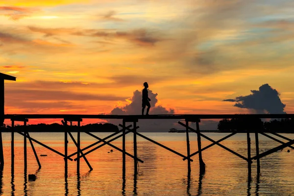 Silhouette Bambino Correre Con Felice Sul Molo Legno Durante Tramonto — Foto Stock