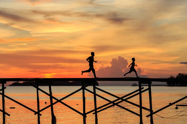 Silhouette Bambino Correre Con Felice Sul Molo Legno Durante Tramonto — Foto Stock