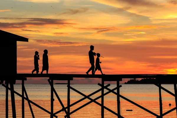 Silhouette Bambino Correre Con Felice Sul Molo Legno Durante Tramonto — Foto Stock