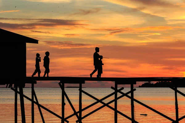 Siluet Çocuk Gün Batımında Mantanani Adası Kota Belud Sabah Malezya — Stok fotoğraf