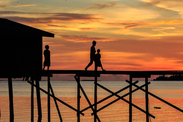 Siluet Çocuk Gün Batımında Mantanani Adası Kota Belud Sabah Malezya — Stok fotoğraf