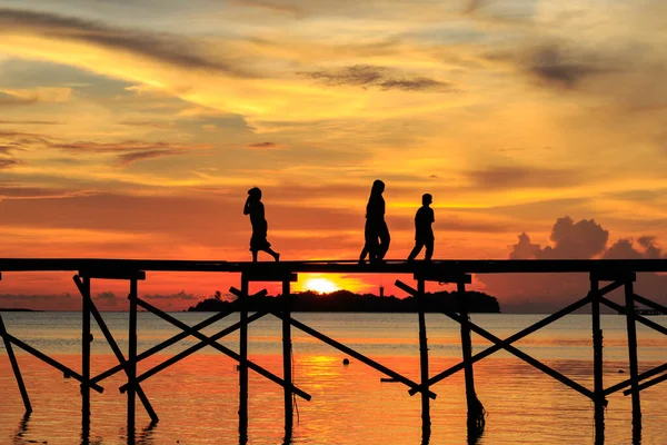 Silhouette Bambino Correre Con Felice Sul Molo Legno Durante Tramonto — Foto Stock