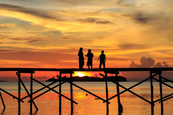 Silhouette Bambino Correre Con Felice Sul Molo Legno Durante Tramonto — Foto Stock