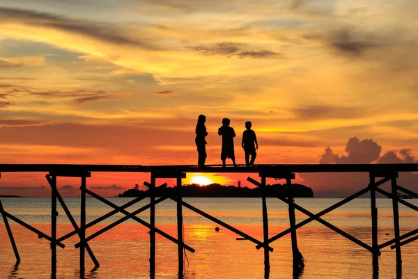 Silhouette Bambino Correre Con Felice Sul Molo Legno Durante Tramonto — Foto Stock