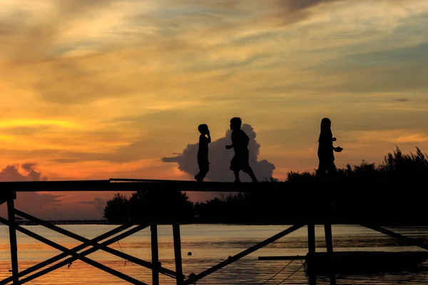 Silhouette Bambino Correre Con Felice Sul Molo Legno Durante Tramonto — Foto Stock