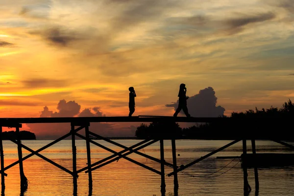 Silhouette Bambino Correre Con Felice Sul Molo Legno Durante Tramonto — Foto Stock