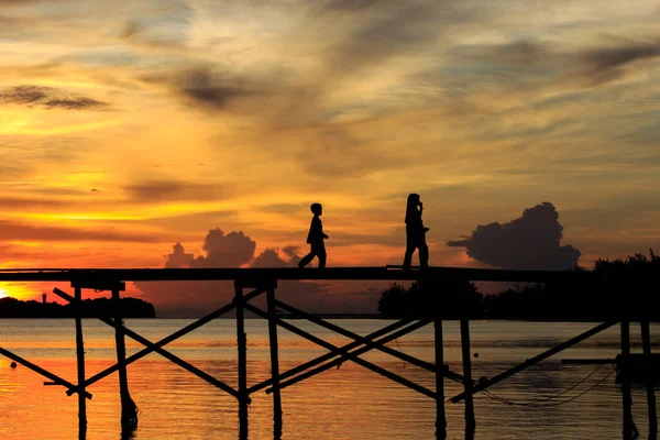 Silhouette Bambino Correre Con Felice Sul Molo Legno Durante Tramonto — Foto Stock