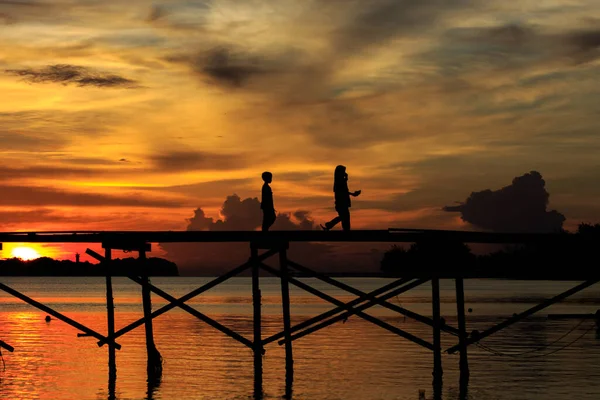 Silhouette Kinderlauf Mit Happy Auf Dem Holzsteg Bei Sonnenuntergang Auf — Stockfoto